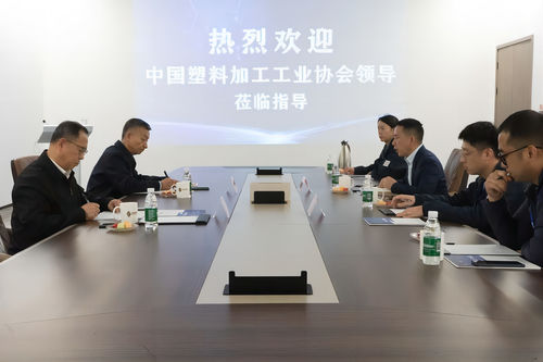 Latest company news about Warm welkom Wenwei Zhu, erevoorzitter van China Plastics Processing Industry Association en Zhanjie Wang, voorzitter van de vereniging, om WalthMac te bezoeken en te begeleiden.